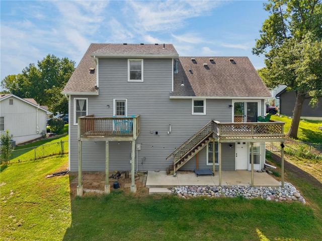 306 Lakeland Drive, Smithville, MO 64089