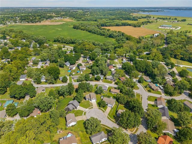 306 Lakeland Drive, Smithville, MO 64089