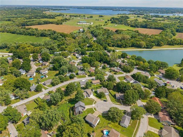 306 Lakeland Drive, Smithville, MO 64089