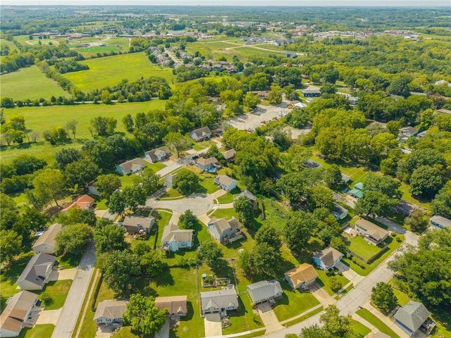 306 Lakeland Drive, Smithville, MO 64089