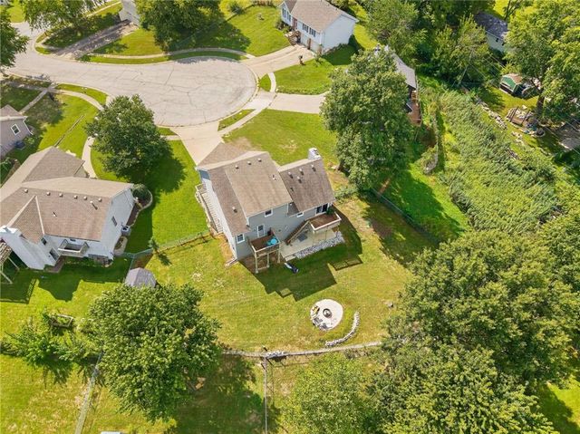 306 Lakeland Drive, Smithville, MO 64089