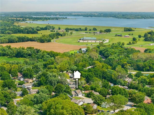306 Lakeland Drive, Smithville, MO 64089