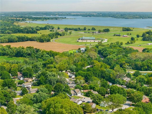 306 Lakeland Drive, Smithville, MO 64089