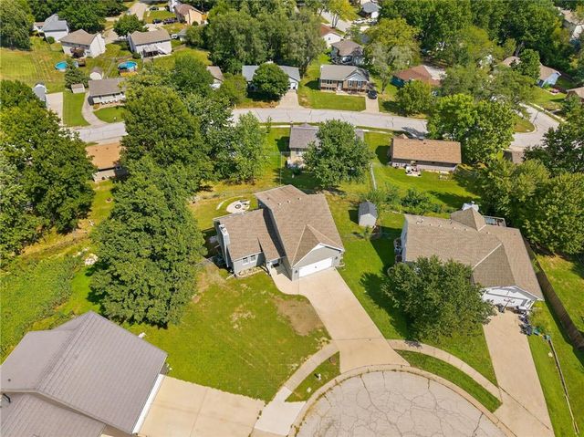 306 Lakeland Drive, Smithville, MO 64089