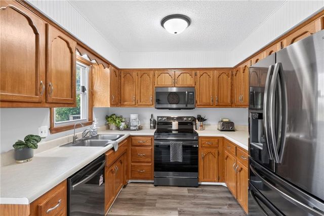 306 Lakeland Drive, Smithville, MO 64089