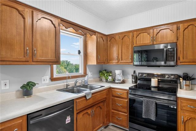 306 Lakeland Drive, Smithville, MO 64089