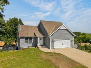 306 Lakeland Drive, Smithville, MO 64089