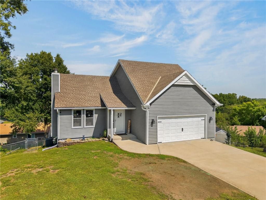 306 Lakeland Drive, Smithville, MO 64089