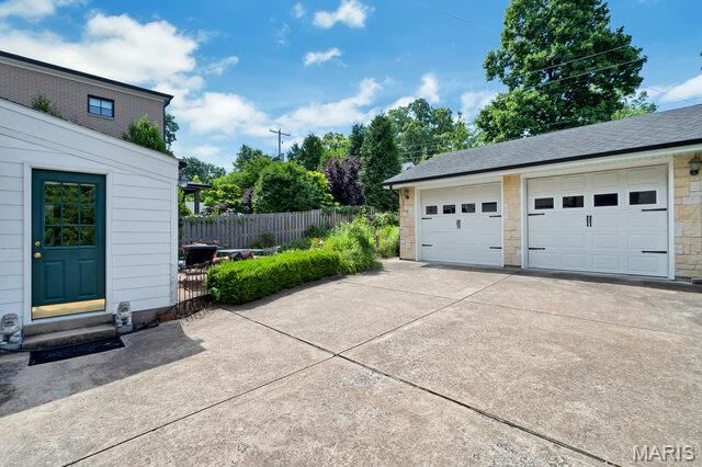 8124 Stratford Drive, Clayton, MO 63105