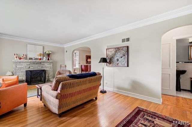 8124 Stratford Drive, Clayton, MO 63105