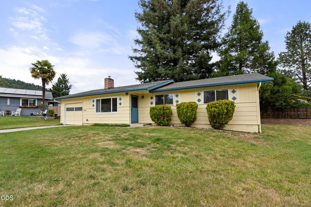 1950 NW Michelle Way, Grants Pass, OR 97526