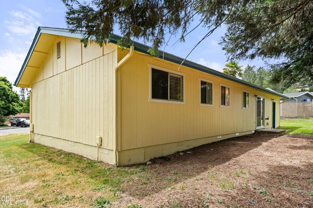 1950 NW Michelle Way, Grants Pass, OR 97526