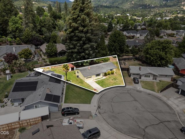 1950 NW Michelle Way, Grants Pass, OR 97526