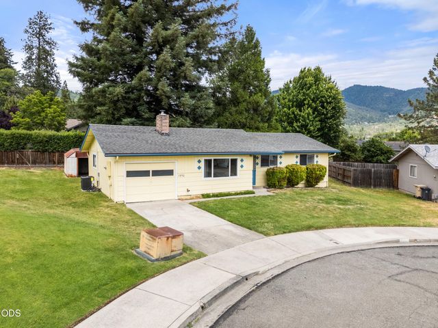 1950 NW Michelle Way, Grants Pass, OR 97526