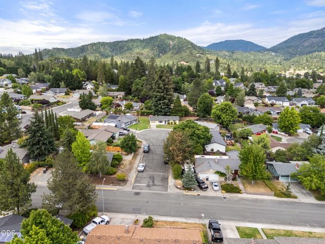 1950 NW Michelle Way, Grants Pass, OR 97526