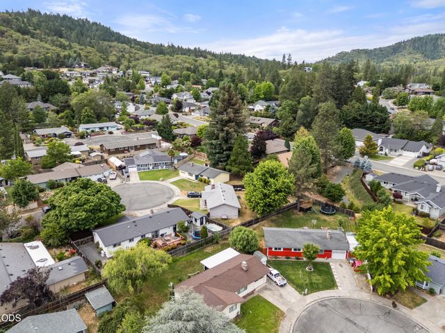 1950 NW Michelle Way, Grants Pass, OR 97526