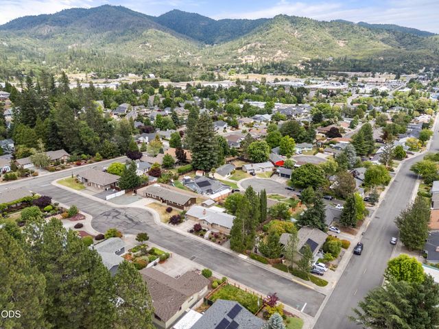 1950 NW Michelle Way, Grants Pass, OR 97526