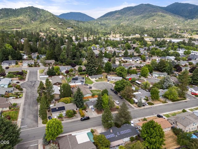 1950 NW Michelle Way, Grants Pass, OR 97526