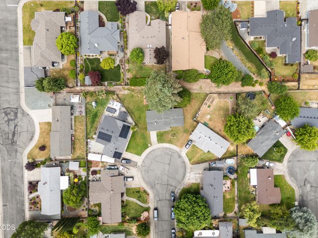 1950 NW Michelle Way, Grants Pass, OR 97526