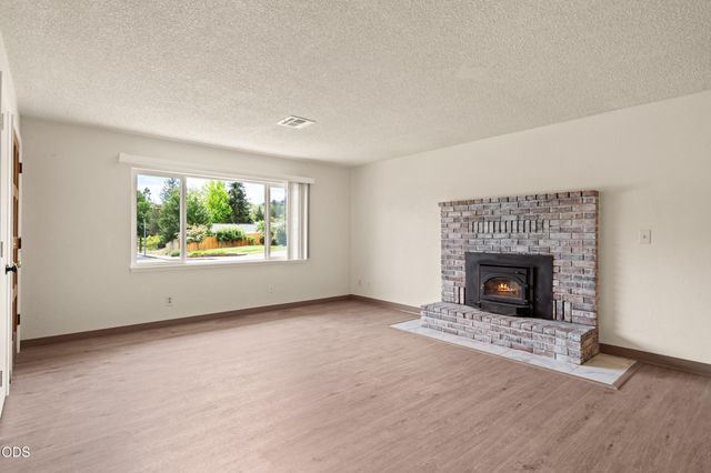1950 NW Michelle Way, Grants Pass, OR 97526
