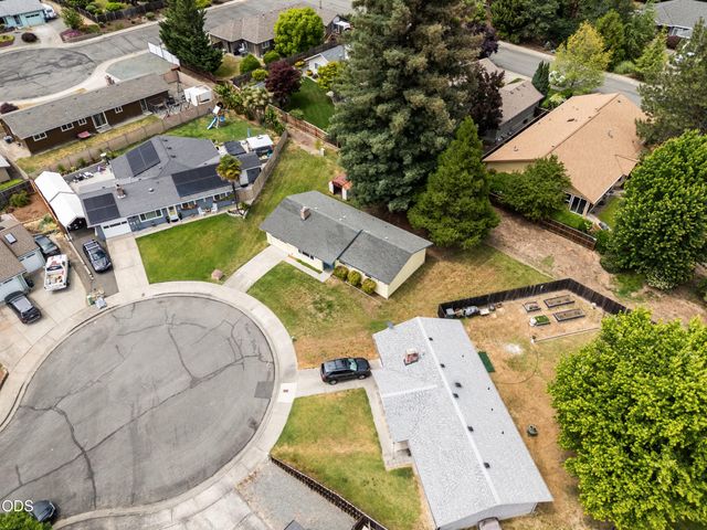 1950 NW Michelle Way, Grants Pass, OR 97526