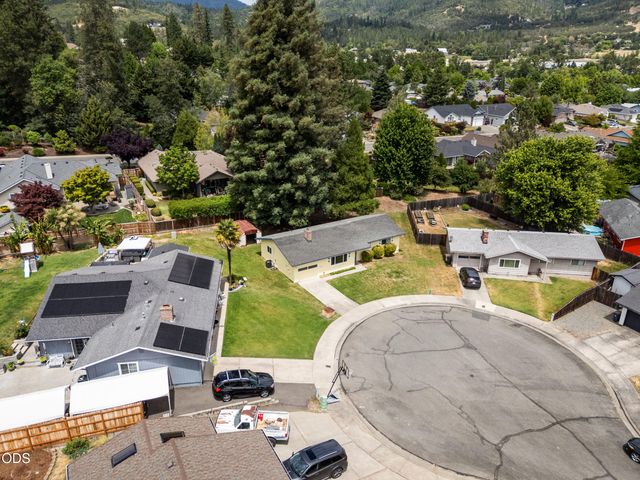 1950 NW Michelle Way, Grants Pass, OR 97526