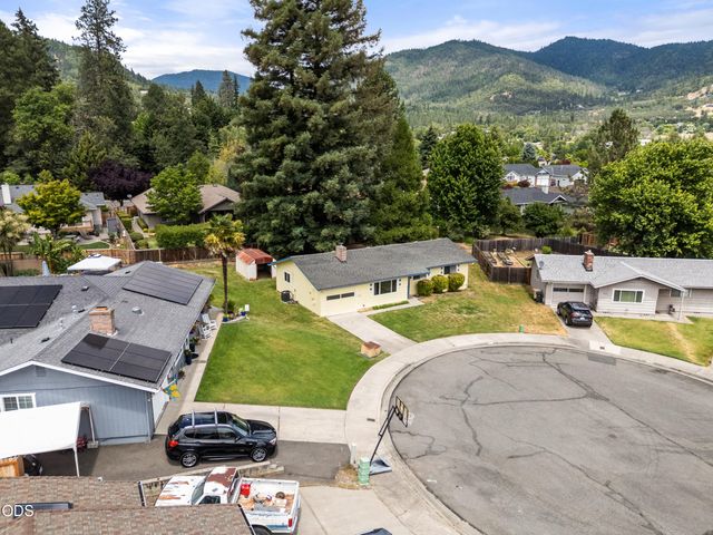 1950 NW Michelle Way, Grants Pass, OR 97526