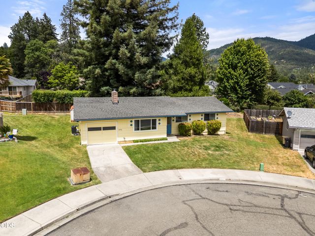 1950 NW Michelle Way, Grants Pass, OR 97526