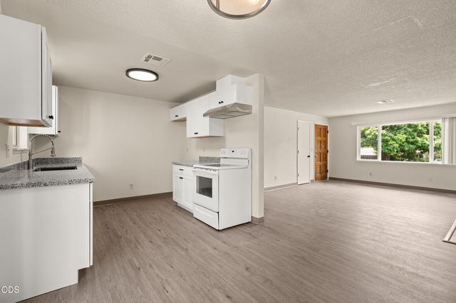 1950 NW Michelle Way, Grants Pass, OR 97526