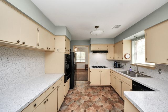 6122 Woodacres Drive, Hitchcock, TX 77563