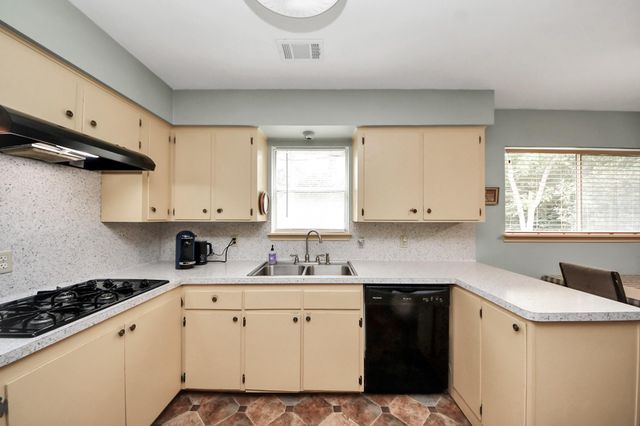 6122 Woodacres Drive, Hitchcock, TX 77563