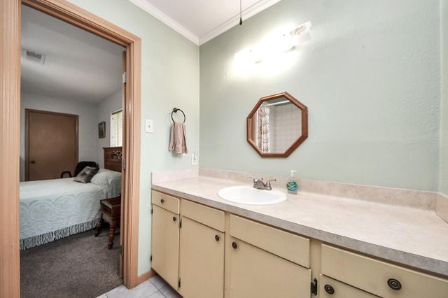 6122 Woodacres Drive, Hitchcock, TX 77563