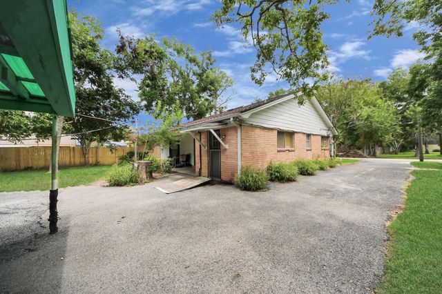 6122 Woodacres Drive, Hitchcock, TX 77563