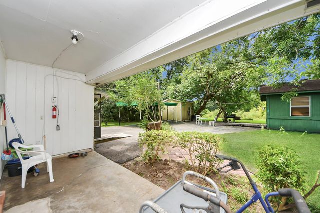 6122 Woodacres Drive, Hitchcock, TX 77563