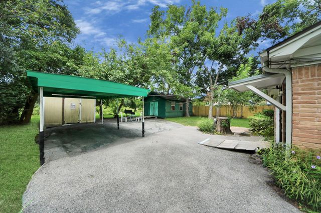 6122 Woodacres Drive, Hitchcock, TX 77563