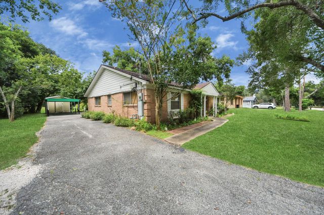 6122 Woodacres Drive, Hitchcock, TX 77563