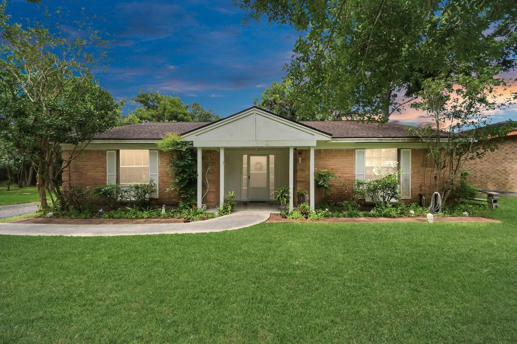 6122 Woodacres Drive, Hitchcock, TX 77563