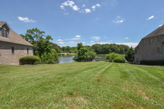 131 Lake Harbor Dr, Hendersonville, TN 37075