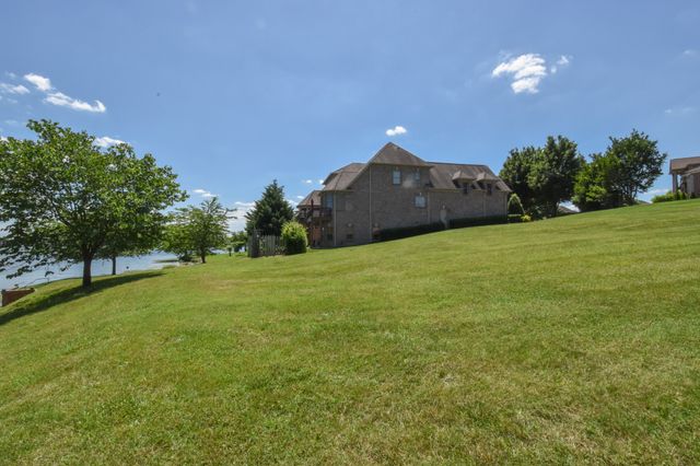 131 Lake Harbor Dr, Hendersonville, TN 37075