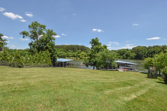 131 Lake Harbor Dr, Hendersonville, TN 37075