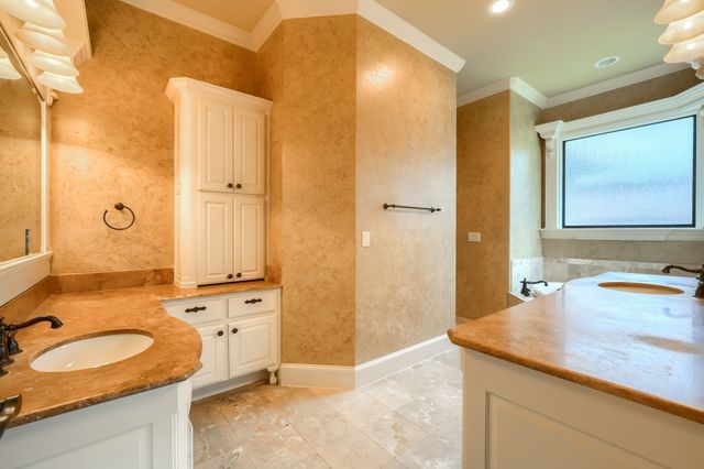 8009 Canyon Oak Drive, North Richland Hills, TX 76182