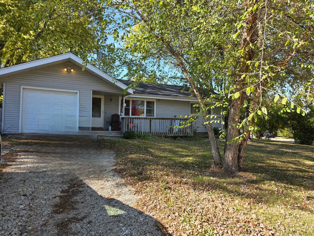 200 S Beck Road, Lindenhurst, IL 60046