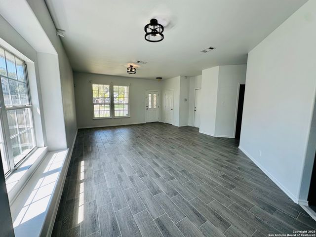 1064 Maltese ln, San Antonio, TX 78260