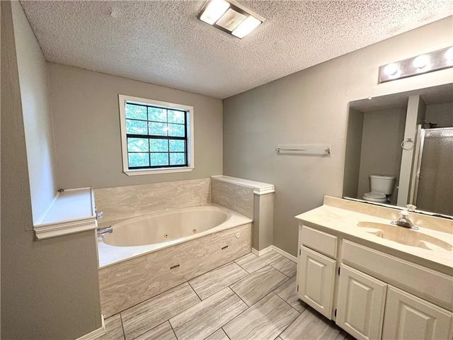 2201 W Deane Street, Fayetteville, AR 72703