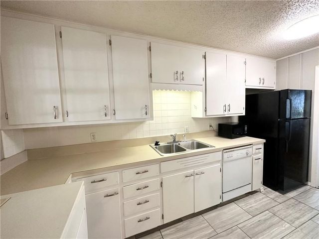 2201 W Deane Street, Fayetteville, AR 72703