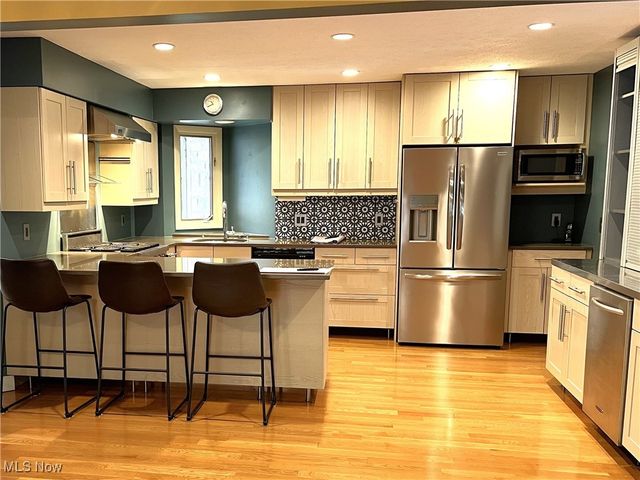 208 Westwind Drive, Avon Lake, OH 44012