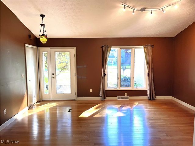 208 Westwind Drive, Avon Lake, OH 44012