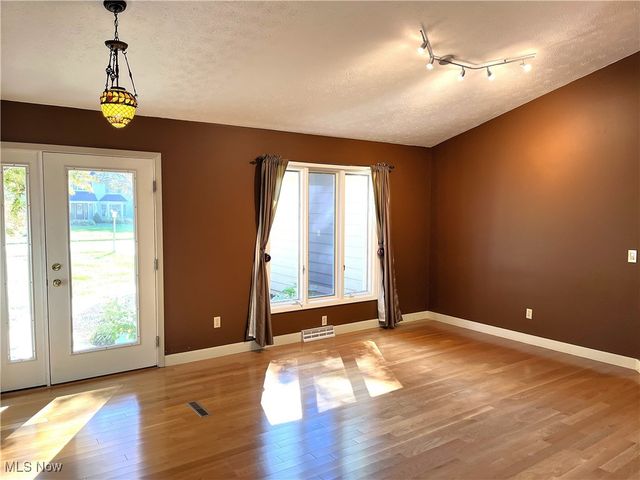 208 Westwind Drive, Avon Lake, OH 44012