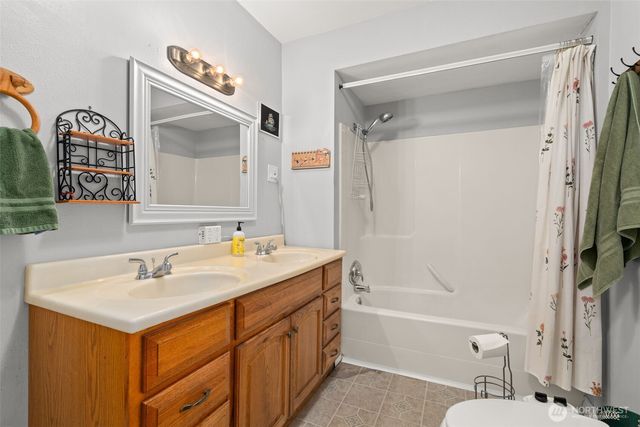 829 Jackson Avenue, Raymond, WA 98577