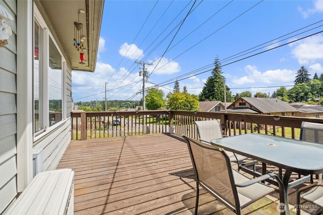 829 Jackson Avenue, Raymond, WA 98577